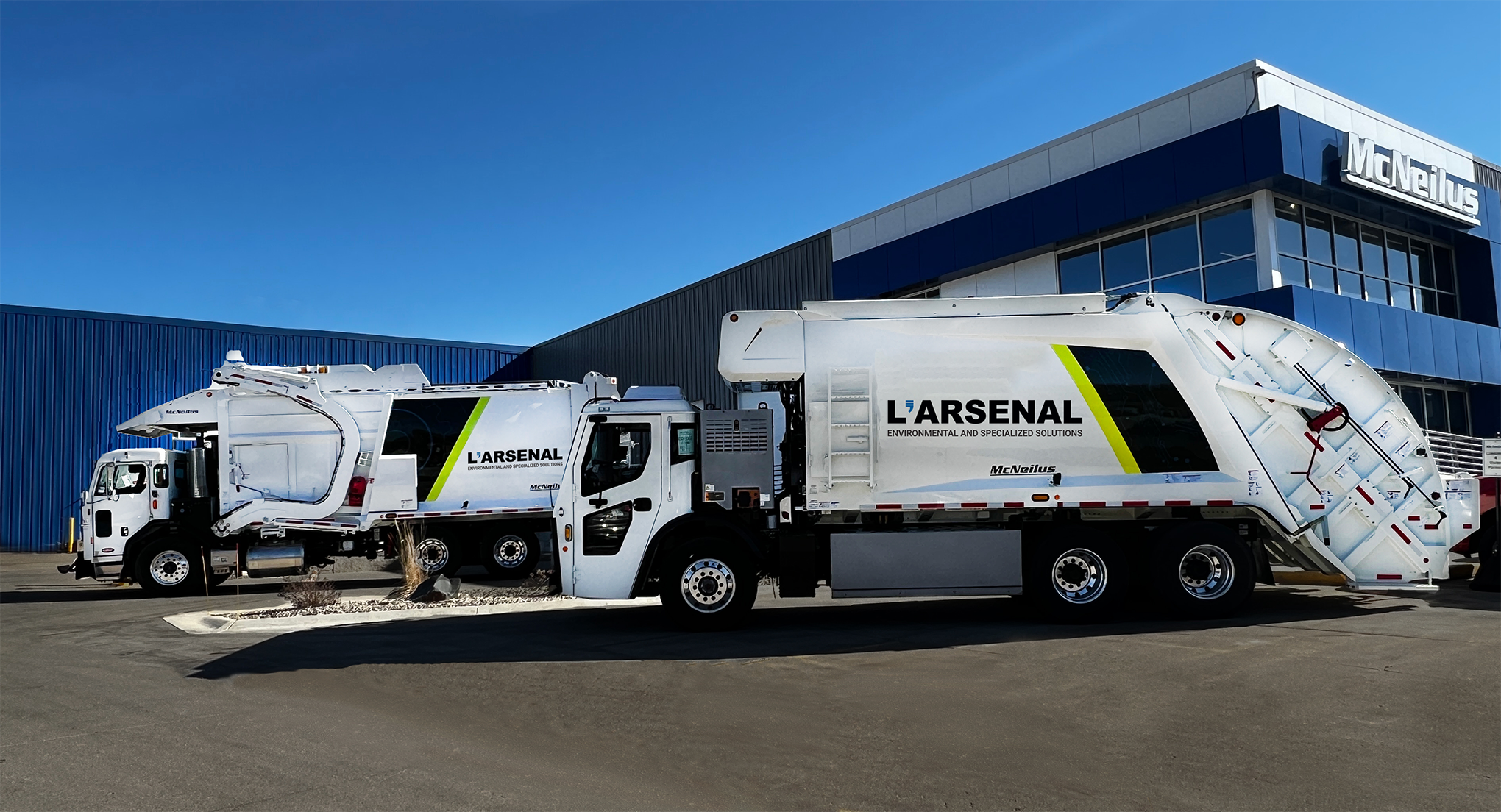 Camion de récolte de matières résiduelles avec le Logo de L'Arsenal