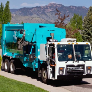 Camion à chargement latéral manuel/automatisé McNeilus : flexibilité et efficacité avec bras automatisé et chargement manuel pour routes résidentielles.