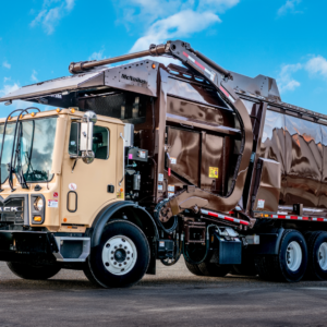 Le camion à chargement frontale Meridian™, allie force et adaptabilité avec une capacité de levage de 10 000 lb et 14 tonnes.