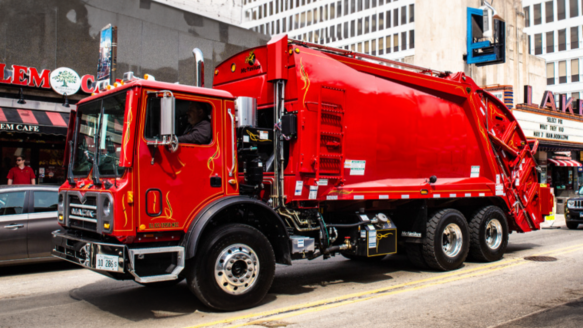 Camion à chargement arrière standard rouge