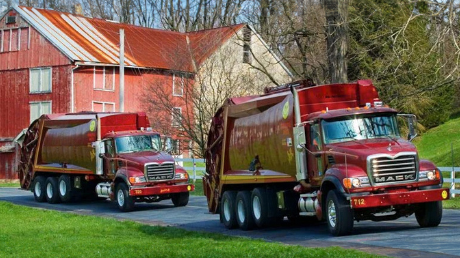 deux Camion à chargement arrière standard rouge